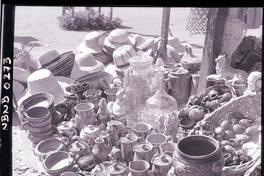 [En venta piezas de cerámica hecha a mano, sombreros de paja y otros]