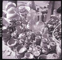 [En venta piezas de cerámica hecha a mano, sombreros de paja y otros]