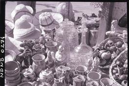 [En venta piezas de cerámica hecha a mano, sombreros de paja y otros]