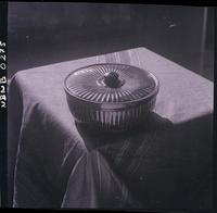 [Olla de aluminio sobre una mesa con mantel]