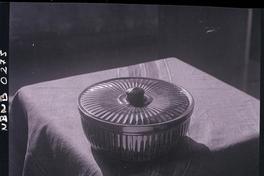 [Olla de aluminio sobre una mesa con mantel]