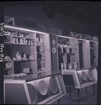 [Sala de ventas de la cerámica de Lota]