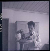 [Supervisando el trabajo en una figura de cerámica]