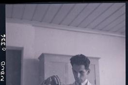 [Supervisando el trabajo en una figura de cerámica]