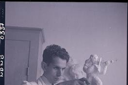 [Supervisando el trabajo en una figura de cerámica]