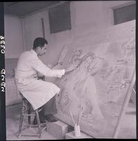 [realizando una pintura artística sobre un mural de azulejo]