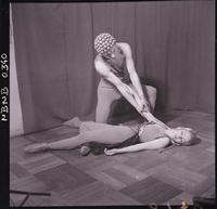 [Pareja de bailarines de ballet en un ensayo]