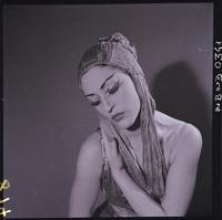 [Bailarina de ballet caracterizada para una obra]