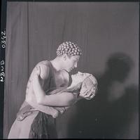 [Pareja de bailarines de ballet en un ensayo]