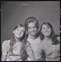 [Mamá y sus dos hijas]