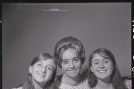 [Mamá y sus dos hijas]