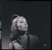 [Bailarina de ballet caracterizada para una obra]