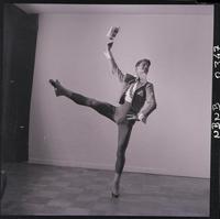 [Bailarín de ballet caracterizado para una obra]