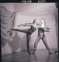 [Pareja de bailarines de ballet en un ensayo]