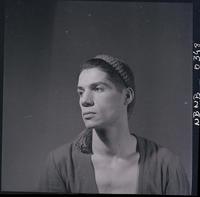 [Bailarín de ballet caracterizado para una obra]