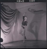 [Bailarín de ballet posando]