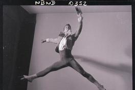 [movimiento congelado en el salto suspendido que realiza el Bailarín de ballet]