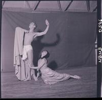 [Pareja de bailarines de ballet en un ensayo]