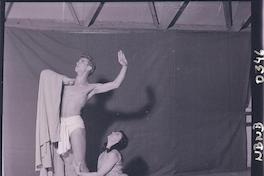 [Pareja de bailarines de ballet en un ensayo]