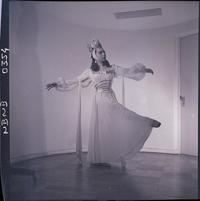 [Bailarina de ballet caracterizada para una obra, posando en movimiento]