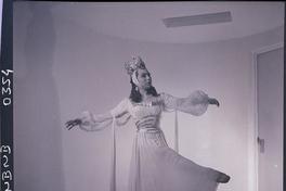 [Bailarina de ballet caracterizada para una obra, posando en movimiento]