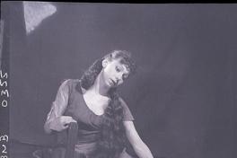 [Bailarina de ballet caracterizada para una obra, posando sentada en el piso]