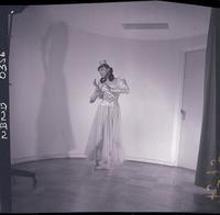 [Bailarina de ballet, caracterizada para una obra, posando de pié]