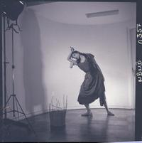 [Bailarina de ballet, caracterizada para una obra, posando en una posición de movimiento]