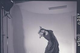 [Bailarina de ballet, caracterizada para una obra, posando en una posición de movimiento]