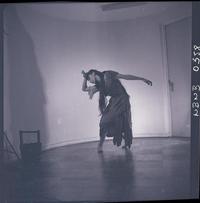 [Bailarina de ballet, caracterizada para una obra, posando en una posición de movimiento]