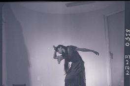 [Bailarina de ballet, caracterizada para una obra, posando en una posición de movimiento]