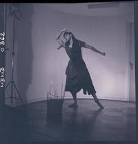 [Bailarina de ballet, caracterizada para una obra, posando en una posición de movimiento]