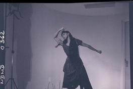 [Bailarina de ballet, caracterizada para una obra, posando en una posición de movimiento]