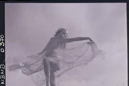 [Tona Engel, posa en movimiento con un vestido ligero]