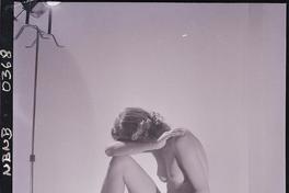 [Desnudo femenino en estudio]