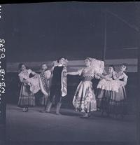 [Grupo de ballet en escena]