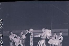 [Grupo de ballet en escena]
