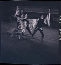 [Grupo de ballet en escena]