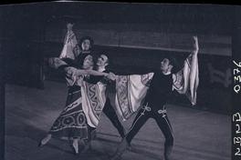 [Grupo de ballet en escena]