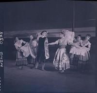 [Grupo de ballet en escena]