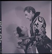 [Pareja de bailarines de ballet en un ensayo]