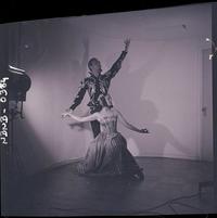 [Pareja de bailarines de ballet caracterizados para una obra, posando en estudio]