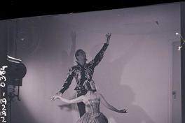 [Pareja de bailarines de ballet caracterizados para una obra, posando en estudio]