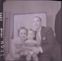 [Lucho Córdova, su esposa Olvido Leguía y su hijito]