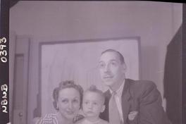 [Lucho Córdova, su esposa Olvido Leguía y su hijito]