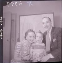 [Lucho Córdova, su esposa Olvido Leguía y su hijito]