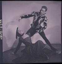 [Pareja de bailarines de ballet caracterizados para una obra, posando en estudio]