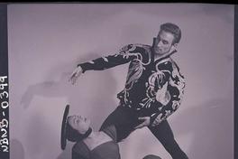 [Pareja de bailarines de ballet caracterizados para una obra, posando en estudio]