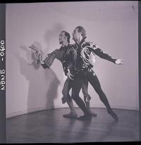 [Dos bailarines de ballet caracterizados para una obra, posando en estudio]