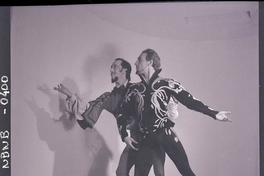 [Dos bailarines de ballet caracterizados para una obra, posando en estudio]